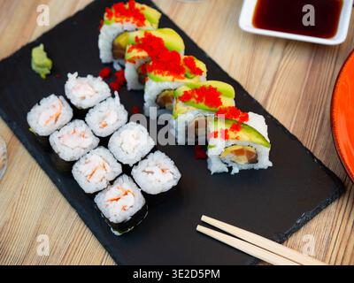 Verschiedene Sushi-Sorten an Bord Stockfoto