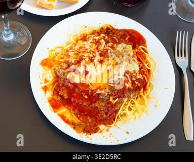 Spaghetti Bolognese mit Käse auf Platte serviert Stockfoto
