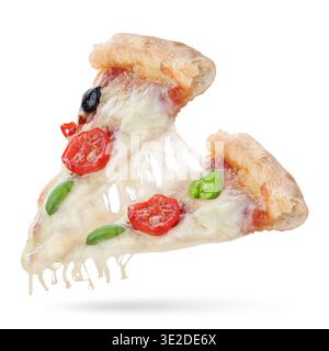Leckere Pizzascheiben mit dehnbaren Käsesaiten in der Luft auf weißem Hintergrund Stockfoto