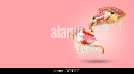 Leckere Pizzascheiben mit dehnbaren Käsefäden in Luft auf rosa Hintergrund. Bannerdesign mit Platz für Text Stockfoto