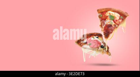 Appetitliche Pizzascheiben mit dehnbaren Käsefäden in Luft auf rosa Hintergrund. Bannerdesign mit Platz für Text Stockfoto