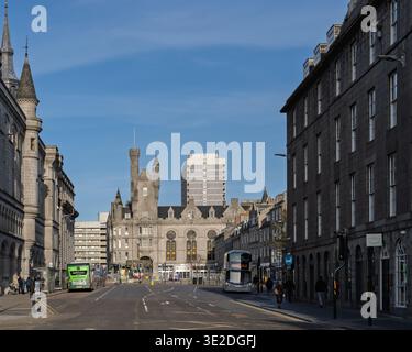 Die Union Street in Aberdeen Schottland zeigt die Zitadelle der Castlegate and Salvation Army unter einem klaren blauen Himmel. Stockfoto