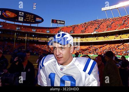 1/11/04 KANSAS CITY - Dies ist ein Foto aus dem Playoff-Spiel der Colts gegen die Chiefs, die von den Colts gewonnen wurden. AUF DIESEM FOTO: DER LÄCHELNDE Peyton Manning verlässt das Feld nach dem Sieg der Colt heute. Stockfoto