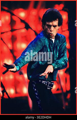 Mick Jagger tritt während der Rolling Stones' Steel Wheel Tour im Dezember 1989 in Indianapolis auf. Stockfoto