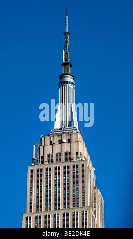 New York, NY - USA - 14. März 2026 Nahaufnahme des Empire State Building vor einem leuchtend blauen Himmel mit Art déco-Details und dem legendären New Yo Stockfoto