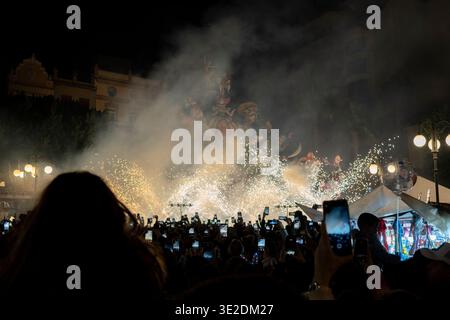 20.03.2026. Alzira, Valencia, Spanien. Eine falla-Skulptur brennt während der cremà in Alzira, Valencia, Spanien. Diese traditionelle Veranstaltung markiert das Ende des Fallas-Festivals, bei dem raffinierte satirische Denkmäler vom Feuer verzehrt werden, in einer kraftvollen Präsentation von Kunst, Kultur und Erneuerung. Salva Garrigues Stockfoto