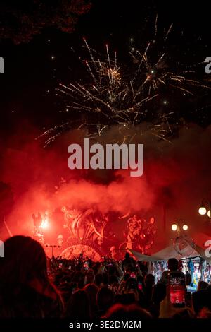 20.03.2026. Alzira, Valencia, Spanien. Eine falla-Skulptur brennt während der cremà in Alzira, Valencia, Spanien. Diese traditionelle Veranstaltung markiert das Ende des Fallas-Festivals, bei dem raffinierte satirische Denkmäler vom Feuer verzehrt werden, in einer kraftvollen Präsentation von Kunst, Kultur und Erneuerung. Salva Garrigues Stockfoto