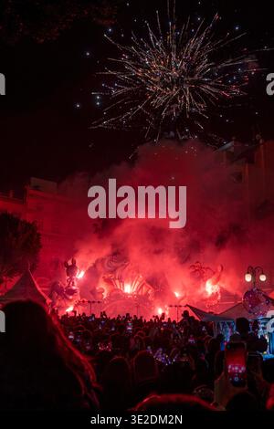 20.03.2026. Alzira, Valencia, Spanien. Eine falla-Skulptur brennt während der cremà in Alzira, Valencia, Spanien. Diese traditionelle Veranstaltung markiert das Ende des Fallas-Festivals, bei dem raffinierte satirische Denkmäler vom Feuer verzehrt werden, in einer kraftvollen Präsentation von Kunst, Kultur und Erneuerung. Salva Garrigues Stockfoto