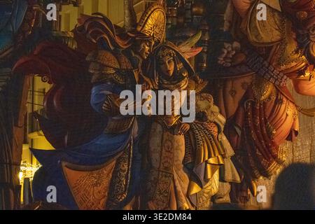 20.03.2026. Alzira, Valencia, Spanien. Eine falla-Skulptur brennt während der cremà in Alzira, Valencia, Spanien. Diese traditionelle Veranstaltung markiert das Ende des Fallas-Festivals, bei dem raffinierte satirische Denkmäler vom Feuer verzehrt werden, in einer kraftvollen Präsentation von Kunst, Kultur und Erneuerung. Salva Garrigues Stockfoto