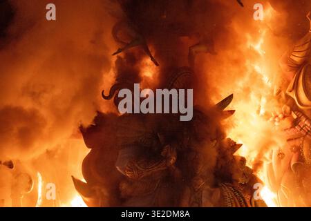 20.03.2026. Alzira, Valencia, Spanien. Eine falla-Skulptur brennt während der cremà in Alzira, Valencia, Spanien. Diese traditionelle Veranstaltung markiert das Ende des Fallas-Festivals, bei dem raffinierte satirische Denkmäler vom Feuer verzehrt werden, in einer kraftvollen Präsentation von Kunst, Kultur und Erneuerung. Salva Garrigues Stockfoto