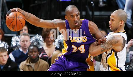 Kobe Bryant von den Lakers spielt im dritten Quartal gegen den Pacer-Verteidiger Dahntay Jones. Die Pacers waren Gastgeber der L.A. Lakers in NBA-Action im Conseco Fieldhouse in Indianapolis am Mittwoch, den 27.10. Stockfoto