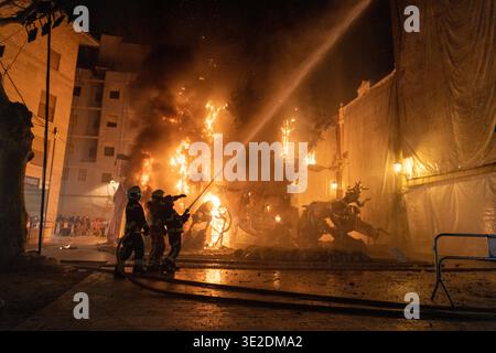 20.03.2026. Alzira, Valencia, Spanien. Eine falla-Skulptur brennt während der cremà in Alzira, Valencia, Spanien. Diese traditionelle Veranstaltung markiert das Ende des Fallas-Festivals, bei dem raffinierte satirische Denkmäler vom Feuer verzehrt werden, in einer kraftvollen Präsentation von Kunst, Kultur und Erneuerung. Salva Garrigues Stockfoto