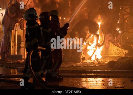 20.03.2026. Alzira, Valencia, Spanien. Eine falla-Skulptur brennt während der cremà in Alzira, Valencia, Spanien. Diese traditionelle Veranstaltung markiert das Ende des Fallas-Festivals, bei dem raffinierte satirische Denkmäler vom Feuer verzehrt werden, in einer kraftvollen Präsentation von Kunst, Kultur und Erneuerung. Salva Garrigues Stockfoto