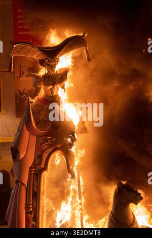 20.03.2026. Alzira, Valencia, Spanien. Eine falla-Skulptur brennt während der cremà in Alzira, Valencia, Spanien. Diese traditionelle Veranstaltung markiert das Ende des Fallas-Festivals, bei dem raffinierte satirische Denkmäler vom Feuer verzehrt werden, in einer kraftvollen Präsentation von Kunst, Kultur und Erneuerung. Salva Garrigues Stockfoto