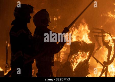 20.03.2026. Alzira, Valencia, Spanien. Eine falla-Skulptur brennt während der cremà in Alzira, Valencia, Spanien. Diese traditionelle Veranstaltung markiert das Ende des Fallas-Festivals, bei dem raffinierte satirische Denkmäler vom Feuer verzehrt werden, in einer kraftvollen Präsentation von Kunst, Kultur und Erneuerung. Salva Garrigues Stockfoto