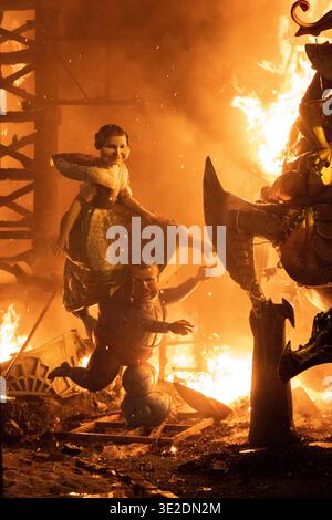 20.03.2026. Alzira, Valencia, Spanien. Eine falla-Skulptur brennt während der cremà in Alzira, Valencia, Spanien. Diese traditionelle Veranstaltung markiert das Ende des Fallas-Festivals, bei dem raffinierte satirische Denkmäler vom Feuer verzehrt werden, in einer kraftvollen Präsentation von Kunst, Kultur und Erneuerung. Salva Garrigues Stockfoto