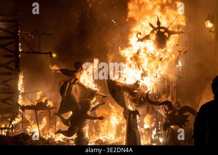 20.03.2026. Alzira, Valencia, Spanien. Eine falla-Skulptur brennt während der cremà in Alzira, Valencia, Spanien. Diese traditionelle Veranstaltung markiert das Ende des Fallas-Festivals, bei dem raffinierte satirische Denkmäler vom Feuer verzehrt werden, in einer kraftvollen Präsentation von Kunst, Kultur und Erneuerung. Salva Garrigues Stockfoto