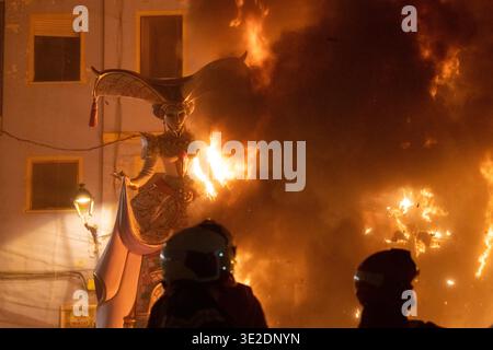 20.03.2026. Alzira, Valencia, Spanien. Eine falla-Skulptur brennt während der cremà in Alzira, Valencia, Spanien. Diese traditionelle Veranstaltung markiert das Ende des Fallas-Festivals, bei dem raffinierte satirische Denkmäler vom Feuer verzehrt werden, in einer kraftvollen Präsentation von Kunst, Kultur und Erneuerung. Salva Garrigues Stockfoto