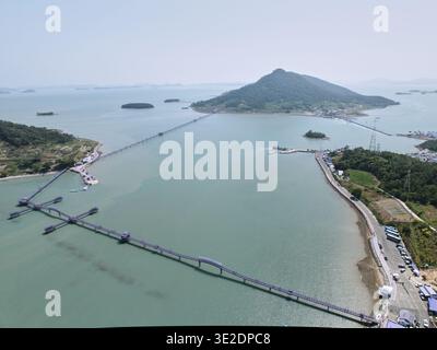 Luftaufnahmen von Sinan zeigen die majestätische Cheonsa Bridge, die lebendige Purple Island, riesige Salzfarmen mit Solarpaneelen und die grüne Zwiebelzucht an der Küste. Stockfoto