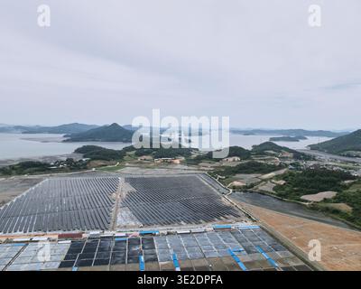 Luftaufnahmen von Sinan zeigen die majestätische Cheonsa Bridge, die lebendige Purple Island, riesige Salzfarmen mit Solarpaneelen und die grüne Zwiebelzucht an der Küste. Stockfoto