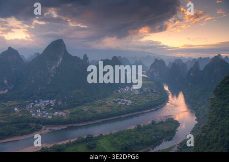 Xianggong Hügellandschaft von Guilin, Li River und Karst Mountains. Xingping, Bezirk Yangshuo, Provinz Guangxi, China. Stockfoto