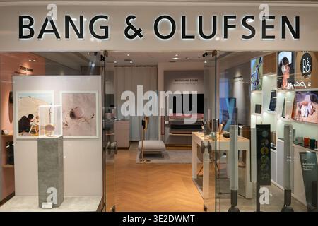 Hongkong, China - 21. September 2025: Nahaufnahme der Schilder der Marken Bang und Olufsen über dem Ladeneingang in der IFC Mall. Stockfoto