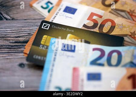 KIEW, UKRAINE - 28. JANUAR 2026 Deutsche Bank Karte und deutsche Euro-Geldscheine auf dem Tisch Nahaufnahme. Die Deutsche Bank ist die beliebteste Bank in Deutschland Stockfoto