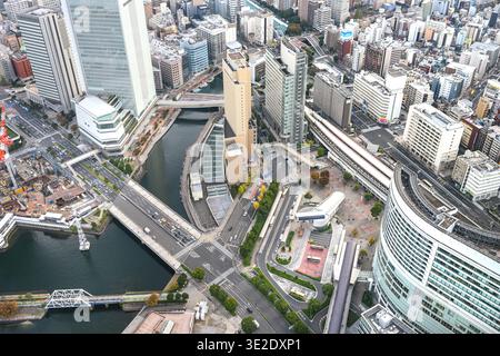Aus der Vogelperspektive von Sakuragicho mit Bahnhof Sakuragichō und Kitanaka Brücke vom Yokohama Landmark Tower - Yokohama, Japan - 12. November 2025 Stockfoto