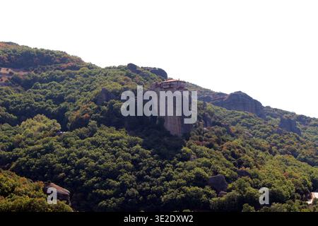 Heiliges Kloster von Rousanou Meteora oder St. Barbara August 2024 altes Steingebäude auf steiler Sandsteinsäule aus Sicht des St. Nikolaus Kloster Greec Stockfoto