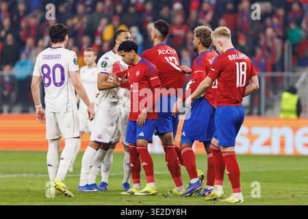 Spieler des AC Fiorentina und Rakow Czestochowa wurden während des Achtelfinale der UEFA Conference League zwischen den Teams Rakow Czestochowa und ACF Fiorenti gesehen Stockfoto