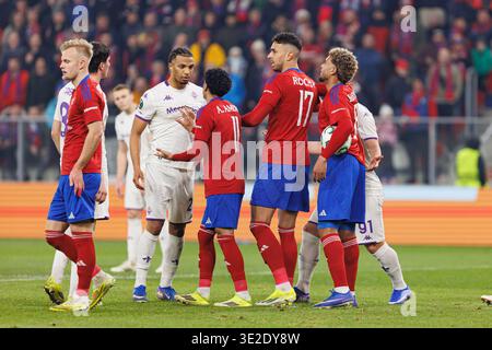 Spieler des AC Fiorentina und Rakow Czestochowa wurden während des Achtelfinale der UEFA Conference League zwischen den Teams Rakow Czestochowa und ACF Fiorenti gesehen Stockfoto