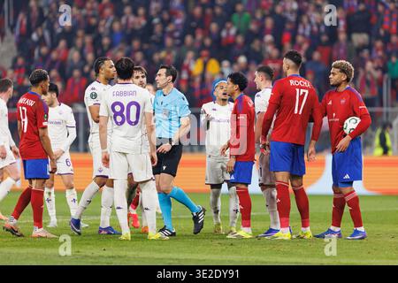 Spieler des AC Fiorentina und Rakow Czestochowa wurden während des Achtelfinale der UEFA Conference League zwischen den Teams Rakow Czestochowa und ACF Fiorenti gesehen Stockfoto