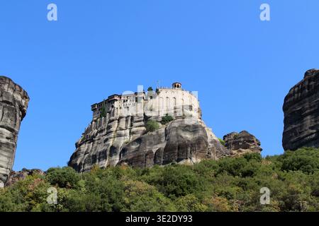 Malerische Aussicht St. Barbara Nonnenkloster Rousanou Meteora August 2024 Felssäulen und blauer Himmel Hintergrund in Meteora Griechenland Stockfoto