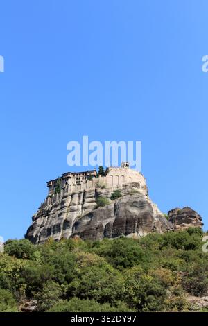 Malerische Aussicht St. Barbara Nonnenkloster Rousanou Meteora August 2024 Felssäulen und blauer Himmel Hintergrund in Meteora Griechenland Stockfoto