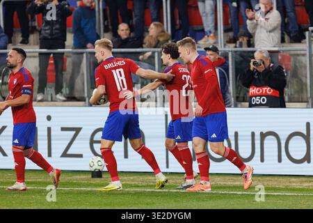 Spieler von Rakow Tschenstochau sahen, wie sie im Achtelfinale der UEFA Conference League zwischen den Teams von Rakow Tschenstochau und ACF Fi nach dem Tor feierten Stockfoto