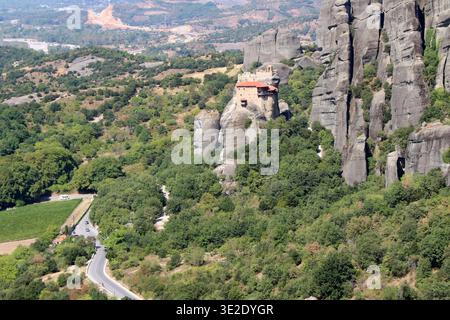 Kloster St. Nikolaus August 2024 aus Sicht des Nonnenklosters St. Barbara Rousanou in Meteora, Griechenland Stockfoto