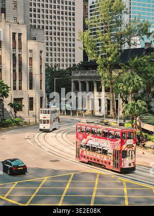 18. März 2026: Hongkong: Ein Hochwinkelfoto, das eine geschäftige urbane Szene in Hongkong zeigt, mit moderner und historischer Architektur, einem leuchtend roten Do Stockfoto