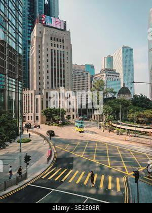 18. März 2026: Hongkong: Ein hektisches Hochwinkelfoto, das die geschäftige städtische Umgebung im zentralen Geschäftsviertel von Hongkong erfasst. Stockfoto