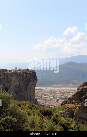 Agia Triada Meteora Griechenland August 2024 Ostorthodoxes Kloster auf abgelegenen Klippen, UNESCO-Stätte in Griechenland Stockfoto