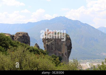 Östlich-orthodoxes Kloster der Heiligen Dreifaltigkeit Meteora August 2024 Antike Steinstruktur auf Felsen in Griechenland Stockfoto