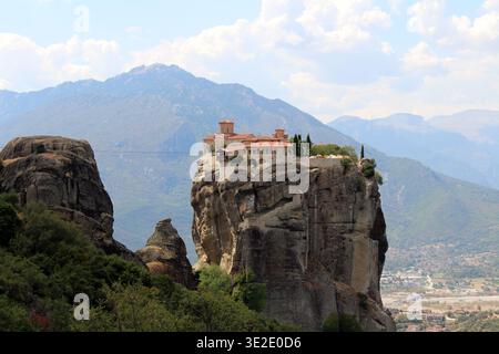 Östlich-orthodoxes Kloster der Heiligen Dreifaltigkeit Meteora August 2024 Antike Steinstruktur auf Felsen in Griechenland Stockfoto