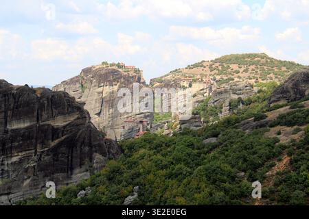 Landschaftsansicht von vier Meteora-Klöstern August 2024 historische Wahrzeichen großer Meteoron Varlaam Roussanou St. Nikolaus in Griechenland Stockfoto