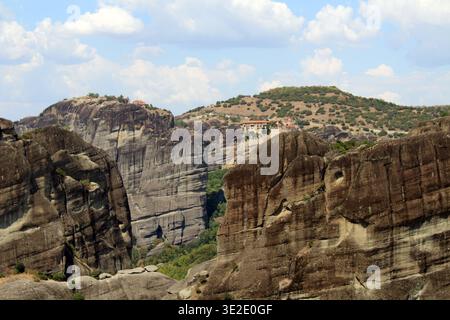 Landschaftsansicht der Meteora-Klöster August 2024 historische Sehenswürdigkeiten der große Meteoron Varlaam Roussanou in Griechenland Stockfoto