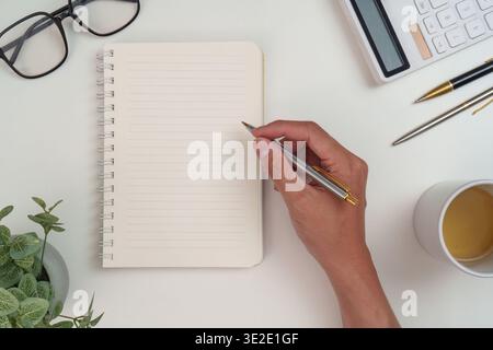 Minimalistischer Arbeitsbereich mit Notebook und Stift Stockfoto