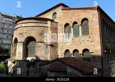 Byzantinische Acheiropoietos Basilika Ziegelfassade August 2024 Äußere Kirche mit Bogenfenstern und Dächern Stockfoto