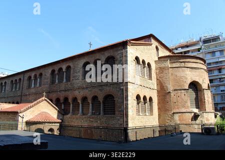 Byzantinische Acheiropoietos Basilika Ziegelfassade August 2024 Äußere Kirche mit Bogenfenstern und Dächern Stockfoto