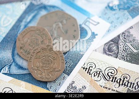 Münzen und Banknoten der britischen und britischen Pfund-Währung. Britisches Geld aus nächster Nähe. Wirtschafts-, Wirtschafts- und Finanzkonzept Stockfoto