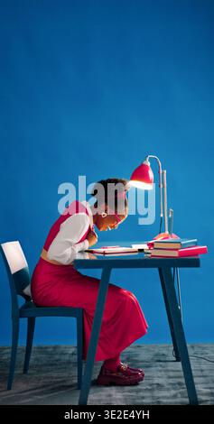 Business, Schwarze Frau und Lachen mit Notizbuch im Studio für lustige Story-Ideen, Comic-Plot und Mockup. Space, Journalist und Humor auf blauem Hintergrund Stockfoto