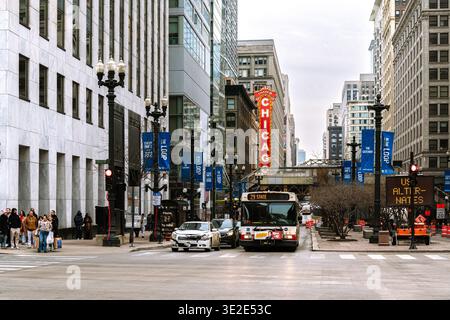 Chicago, USA, 15. Februar 2026: Eine belebte Straße an der North State Street mit Blick auf das Chicago Theatre in der Innenstadt von Chicago. Stockfoto