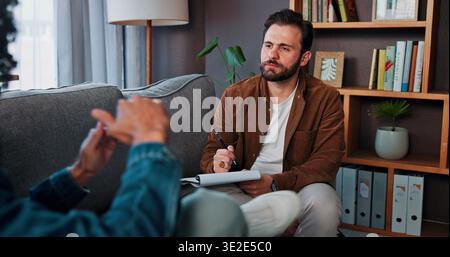 Beratung, Therapeut oder Mann, der Klienten um Hilfe, psychische Gesundheit Beratung oder Unterstützung im Büro hört. Therapie, Psychiater und Patient in der Psychologie Stockfoto